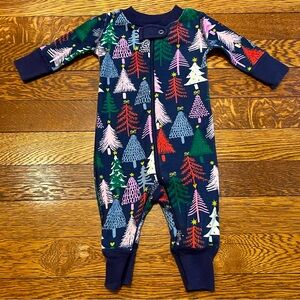 Hanna Andersson Holiday Zip Sleeper Pajamas Twinkly Trees on Navy Size 50 cm